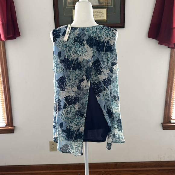 New direction, women’s sleeveless blouse lined. New with tags. Light/Dark Blue. - Picture 4 of 11